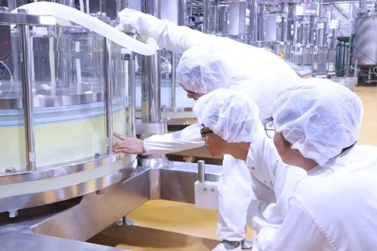 领跑乳蛋白领域!飞鹤建成国内首条α-乳白蛋白产线